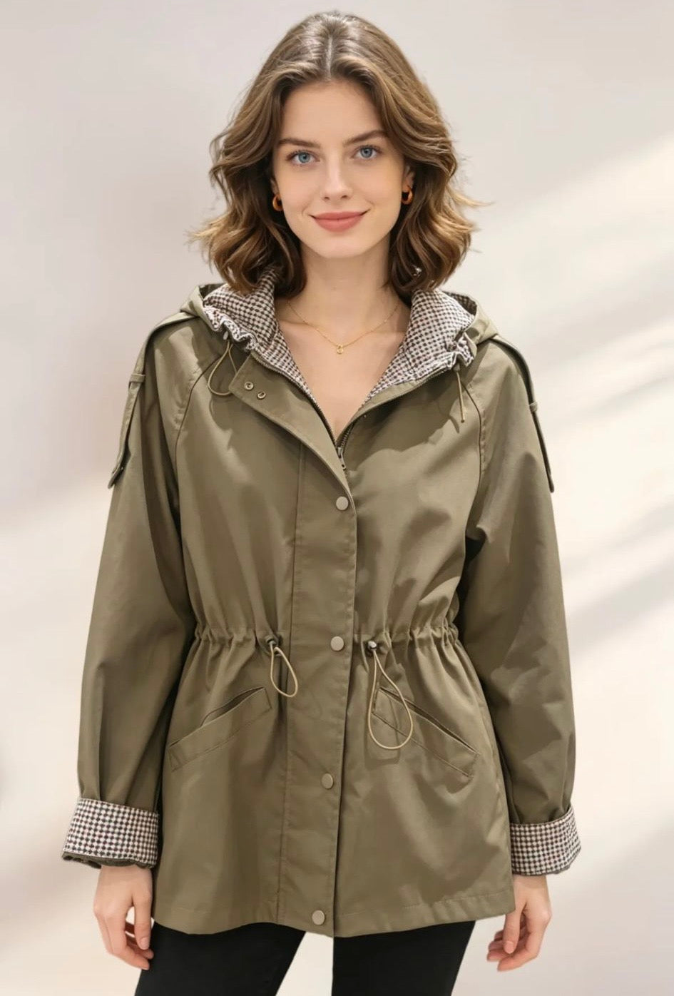 Veste Coupe-Vent Kaki Femme – Imperméable, Capuche & Taille Ajustable | Doublure Pied-de-Poule Raffinée