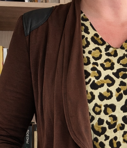 Cardigan Fluide Col Structuré avec Détail Épaule – Chic & Décontracté Le Petit Placard