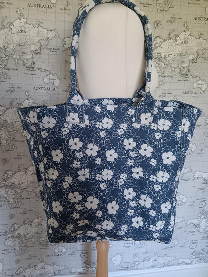 Sac à motifs fleuris Bleu et blanc marque Escandelle - Le Petit Placard