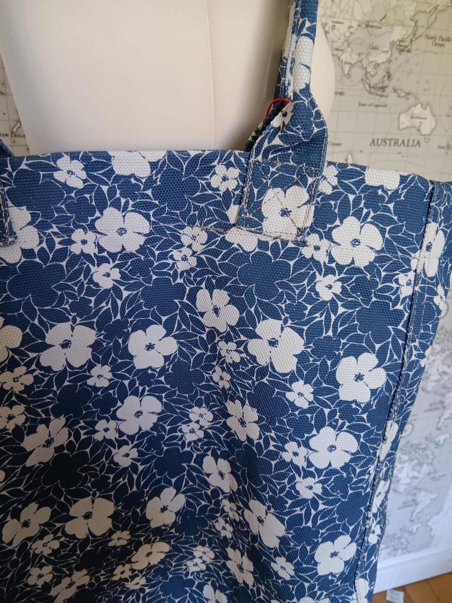 Sac à motifs fleuris Bleu et blanc marque Escandelle - Le Petit Placard